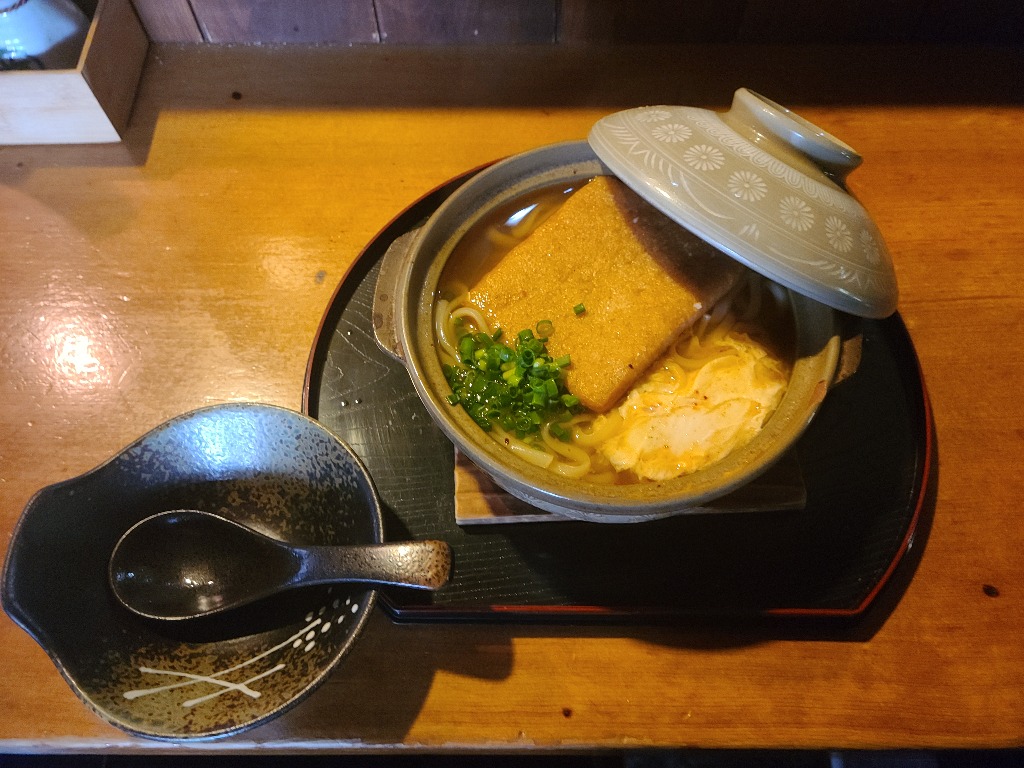 本日紹介は定番メニューの鍋焼うどんです。