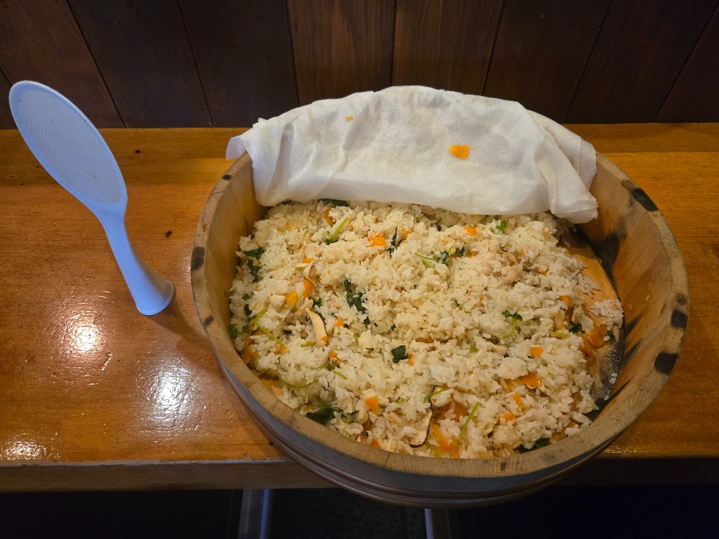 本日の１品松茸ご飯です。