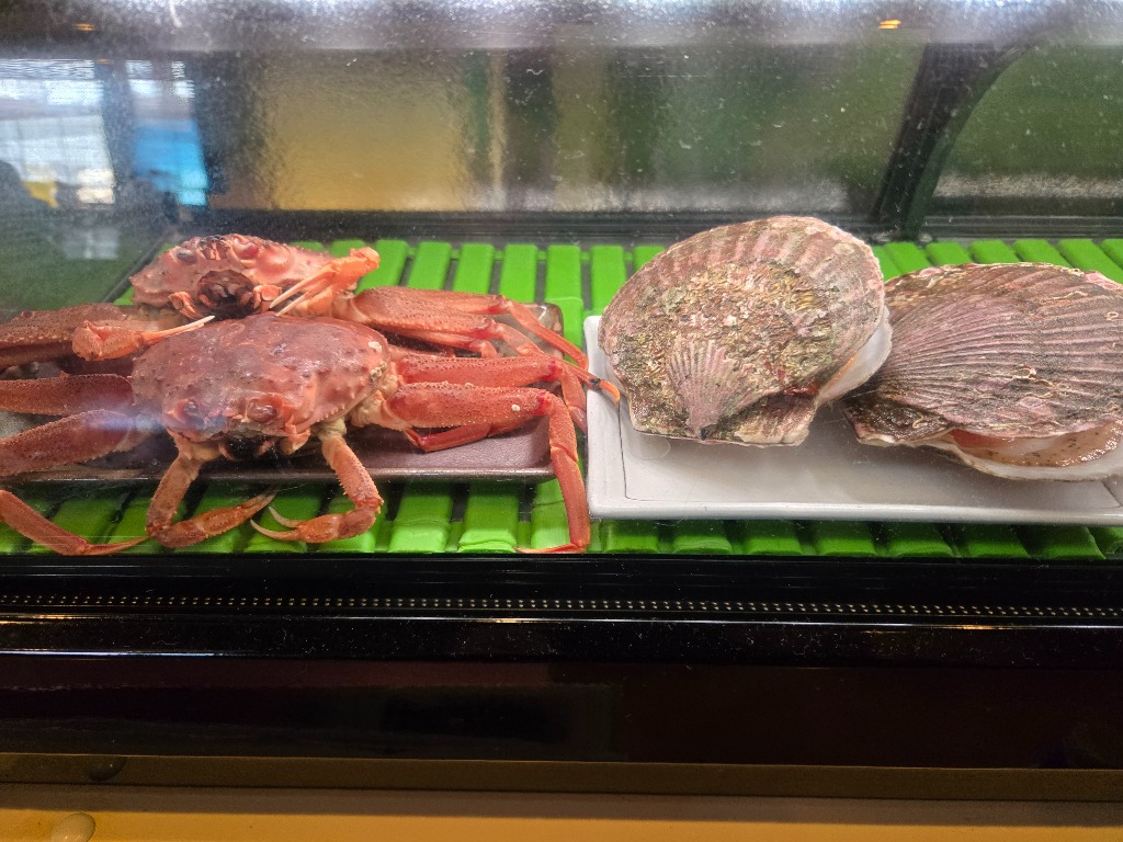 本日入荷のから付きホタテ、セイコガニです。