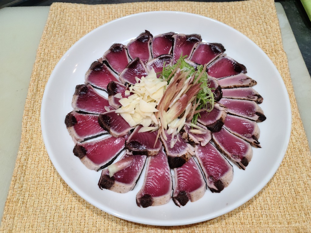 本日紹介は旬カツオタタキです。